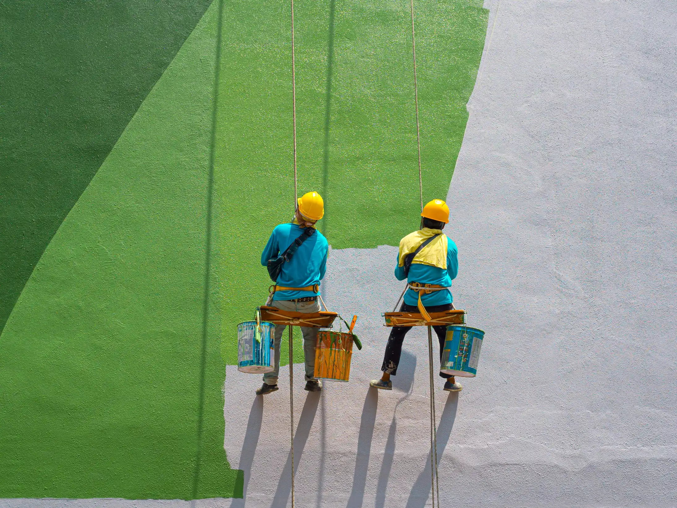 Pintura en altura Dos trabajadores realizando trabajos de pintura en altura