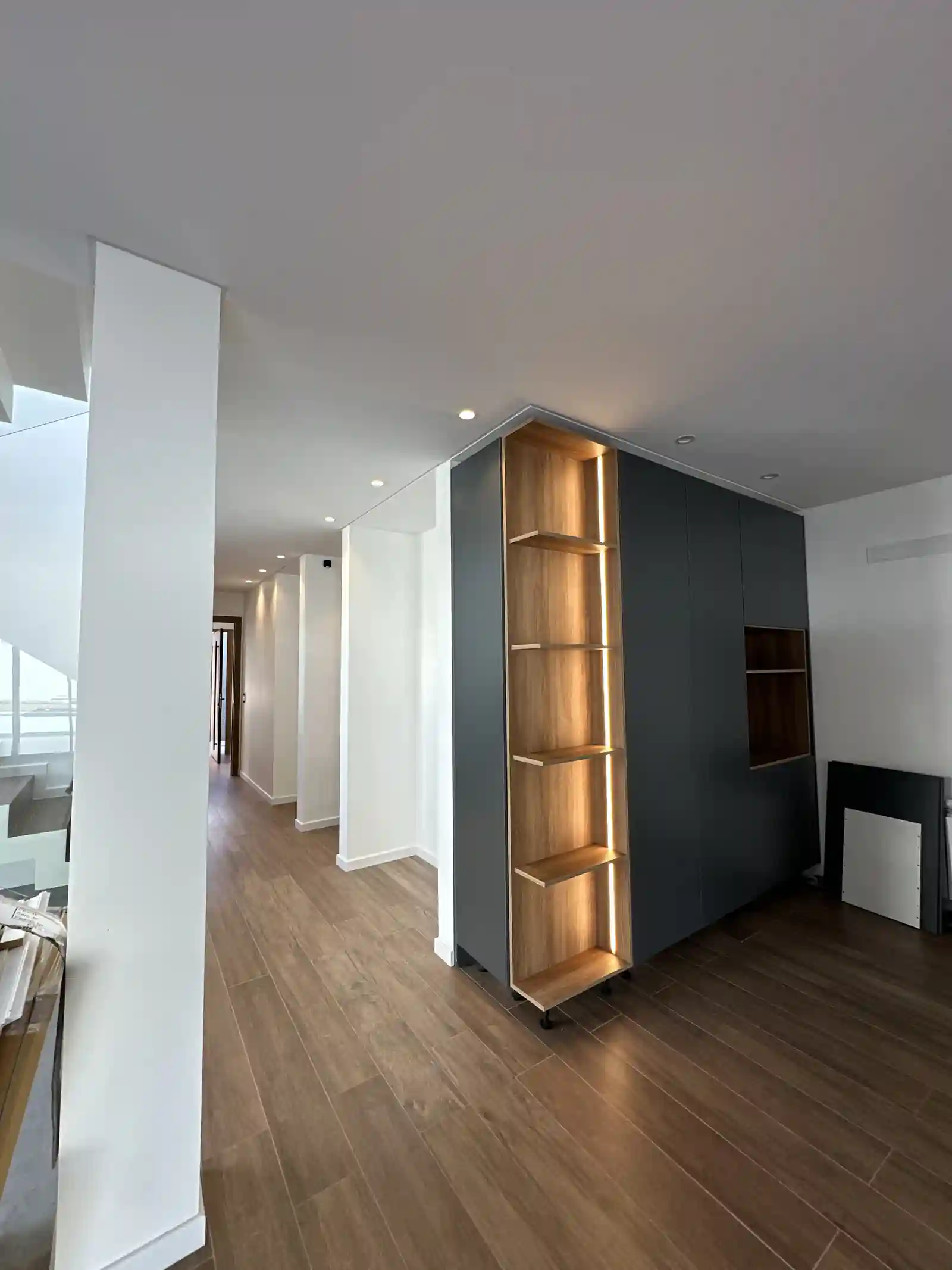 Carpintería de madera retroiluminada integrada a la arquitectura, Casa Adrogué