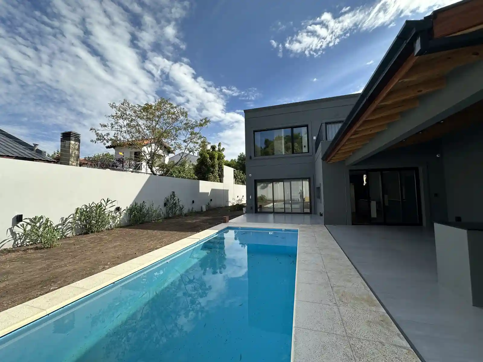 Fachada de Casa Adrogué con pileta, vivienda de 260 m² de Aconif en Zona Sur