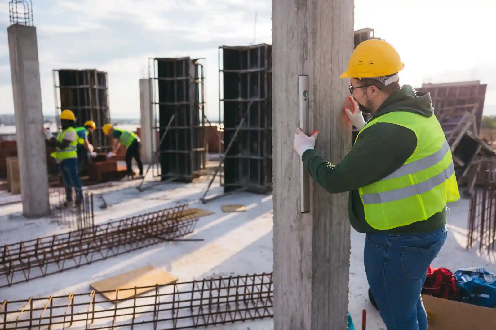 Equipo de una empresa constructora trabajando en una obra